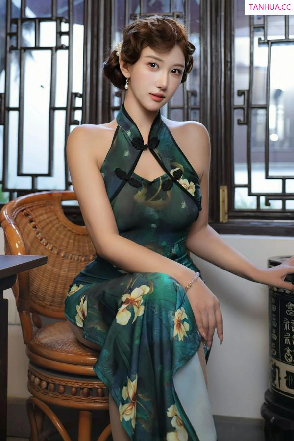   [XiuRen]高清写真图 2025.09.26 No.10815 金允希Yuki 绿色旗袍第18张图片
